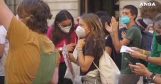 Copertina di Clima, Greta Thunberg tra i giovani attivisti al corteo di Milano: balla e batte le mani con ‘Bella ciao’ – Video