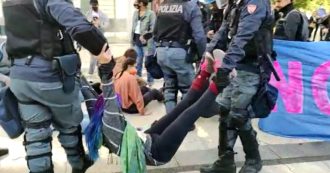 Clima, attivisti di Exctintion Rebellion bloccano alcune strade a Milano e vengono spostati si peso dalla polizia