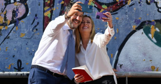 Copertina di Roma, Salvini e Meloni insieme a Spinaceto: abbracci, sorrisi e selfie a favor di telecamere. “Oggi non ci sono aerei o treni a separarci”