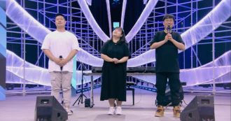 Copertina di X Factor 2021, arrivano gli Uomini coreani e cantano “Come saprei” di Giorgia. La passione per il bel canto italiano vale 4 sì