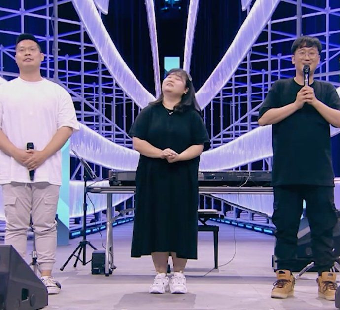 X Factor 2021, arrivano gli Uomini coreani e cantano “Come saprei” di Giorgia. La passione per il bel canto italiano vale 4 sì