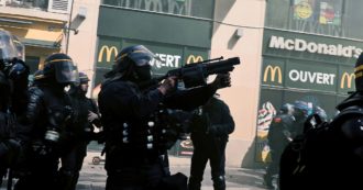 Copertina di The monopoly of violence, il documentario che sembra un horror sulla brutalità della polizia in Francia durante le manifestazioni dei gilet gialli