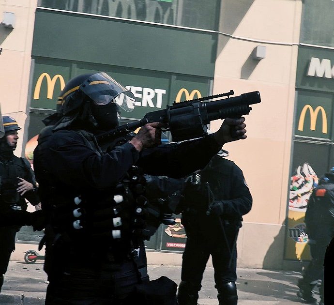 The monopoly of violence, il documentario che sembra un horror sulla brutalità della polizia in Francia durante le manifestazioni dei gilet gialli