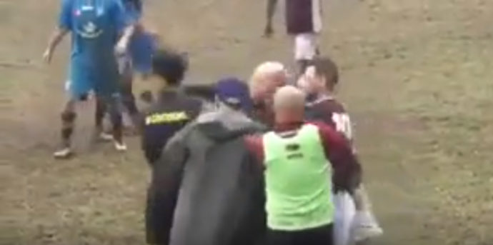 Novara, arbitro espelle l’allenatore e lui gli dà un pugno in viso: 5 anni di squalifica al tecnico del Carpignagno. Lui: “Lascio il calcio”