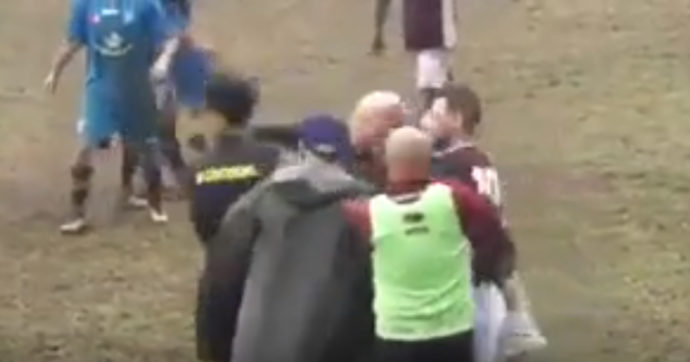 Novara, arbitro espelle l’allenatore e lui gli dà un pugno in viso: 5 anni di squalifica al tecnico del Carpignagno. Lui: “Lascio il calcio”