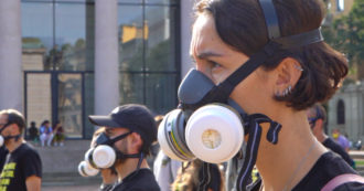 Copertina di Nella Milano del 2050 maschere antigas per uscire di casa. È il flash mob di Legambiente: “Servono politiche ambientali più coraggiose”