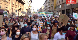 A Milano attivisti da tutta Italia per la marcia per il clima: “I governi hanno fallito. Sull’ambiente non esiste mediazione, bisogna agire adesso”