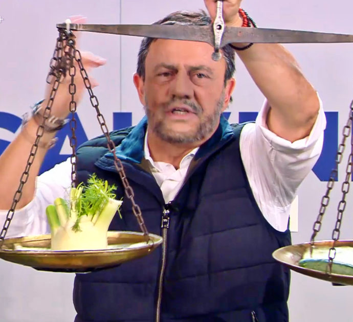 Crozza-Salvini svela i retroscena su Morisi con la metafora del finocchio e del cetriolo: “Ma sa a quanta gente della Lega stava sulle balle?”