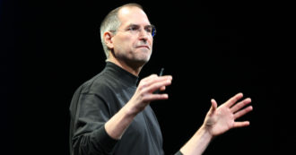 Copertina di Steve Jobs, 10 anni fa la morte del genio creativo, informatico e imprenditoriale. E Cook disse: “Sarà sempre nel Dna di Apple”