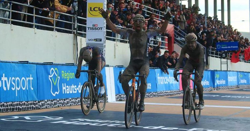 Sonny Colbrelli vince la Parigi-Roubaix: un italiano torna re del pavé dopo 22 anni. Oltre 250 km nel fango, poi la vittoria in volata