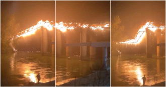Roma, a fuoco il Ponte di Ferro: nel video il momento del crollo e lo stupore dei presenti