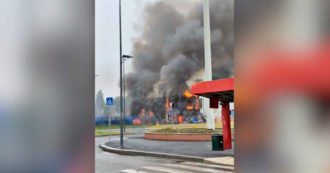 Copertina di San Donato Milanese, precipita un aereo vicino alla fermata della metro: il video delle fiamme dopo l’incidente