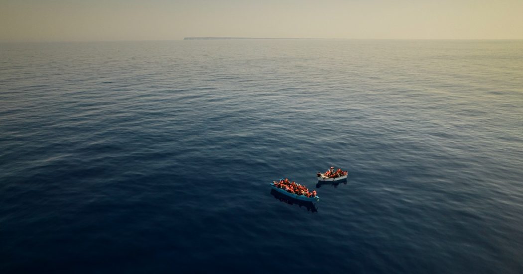 Motovedetta tunisina insegue e sperona un’imbarcazione con a bordo migranti: tre bambini muoiono annegati