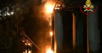 Roma, il Ponte di ferro distrutto dalle fiamme. L’ipotesi del rogo dalle baraccopoli, come nel 2013. Per la riapertura ci vorranno mesi