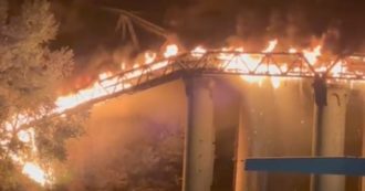 Copertina di Roma, un vasto incendio in zona Ostiense: crolla una parte del Ponte di Ferro