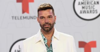 Copertina di Ricky Martin accusato di violenza domestica, scatta l’ordinanza restrittiva nei suoi confronti: “Telefonate e appostamenti sotto casa dell’ex”. La replica dei suoi legali: “Accuse false”