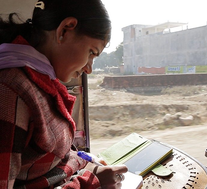Writing with fire, così 24 donne indiane della casata dei dalit sono diventate giornaliste d’inchiesta. In un documentario la loro storia