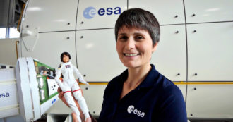 Copertina di Samantha Cristoforetti diventa una Barbie, la bambola lanciata in volo a gravità zero dalla base dell’Esa: il progetto per ispirare future astronaute