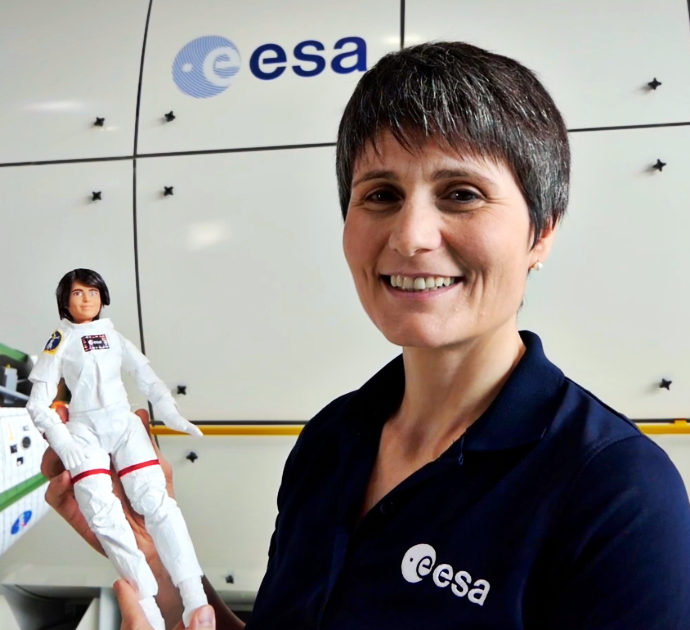 Samantha Cristoforetti diventa una Barbie, la bambola lanciata in volo a gravità zero dalla base dell’Esa: il progetto per ispirare future astronaute