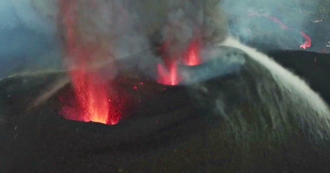 La Palma, nuove spettacolari eruzioni del vulcano Cumbre Vieja: le immagini aeree – Video