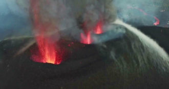 Copertina di La Palma, nuove spettacolari eruzioni del vulcano Cumbre Vieja: le immagini aeree – Video