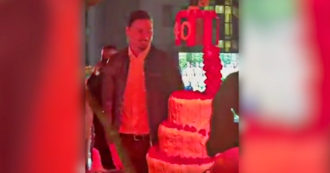 Copertina di Ibrahimovic, la festa di compleanno a Milano tra musica e una torta di quattro piani con una scarpa da calcio in cima – Video