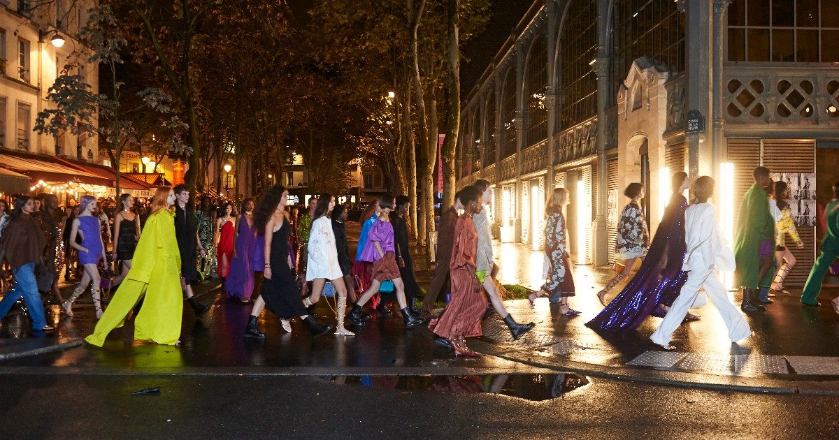 Valentino, i modelli lasciano la passerella e scendono in strada tra i café di Parigi. Pierpaolo Piccioli: “Ho voluto sporcare di vita la Maison” – FOTO