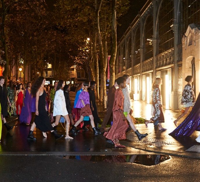 Valentino, i modelli lasciano la passerella e scendono in strada tra i café di Parigi. Pierpaolo Piccioli: “Ho voluto sporcare di vita la Maison” – FOTO