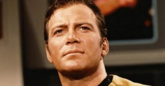Copertina di Il capitano Kirk della serie televisiva Star Trek andrà davvero nello spazio grazie a Jeff Bezos