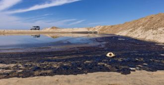 Copertina di Guasto a un oleodotto davanti alle coste della California: quasi 500mila litri di petrolio in mare. “Pesci e uccelli morti”