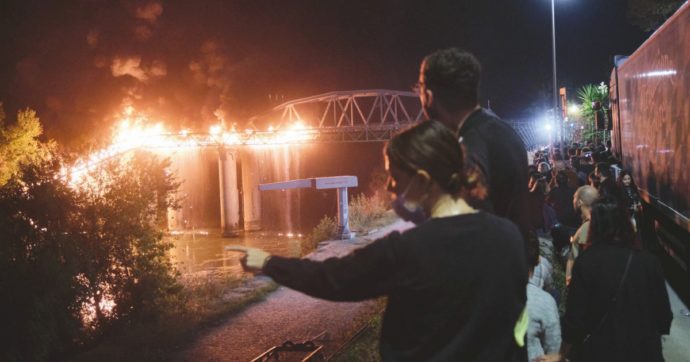 Vigilia in fiamme: a Roma si incendia il “ponte di ferro”