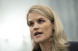 Copertina di Facebook, la whistleblower Frances Haugen testimonia davanti al Senato Usa: “Instagram è pericoloso per la salute mentale dei teenager”