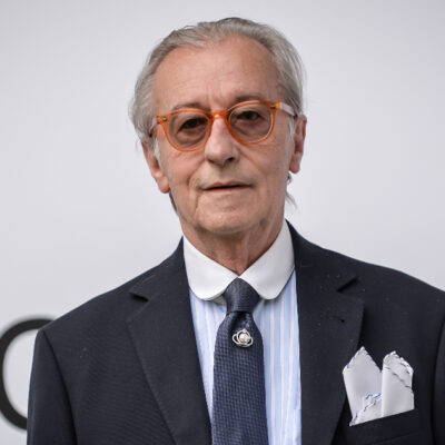 Copertina di “Ho trovato due individui sotto casa, uno ha provato a spruzzarmi un liquido sul viso. Gli ho sferrato un cazzotto mostruoso col sinistro, perché nel destro avevo il bastone”: parla Vittorio Feltri