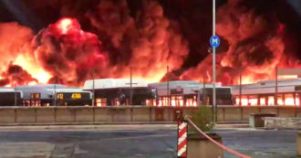 Copertina di Roma, vasto incendio in un deposito Atac: bruciati 30 autobus – Video