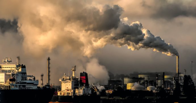 Quando il conto corrente fa male all’ambiente: come evitare di affidare i soldi alle “banche fossili”