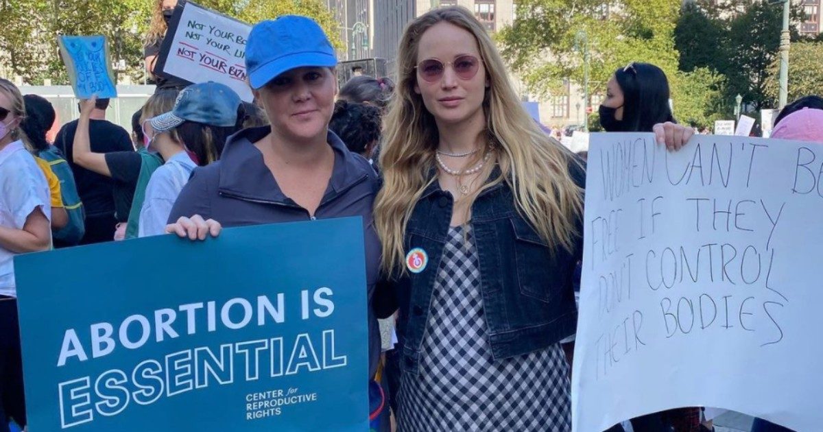 Amy Schumer e Jennifer Lawrence scendono in piazza per il diritto all’aborto: “Io non ho l’utero e lei è incinta, ma siamo qui”