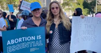 Copertina di Amy Schumer e Jennifer Lawrence scendono in piazza per il diritto all’aborto: “Io non ho l’utero e lei è incinta, ma siamo qui”