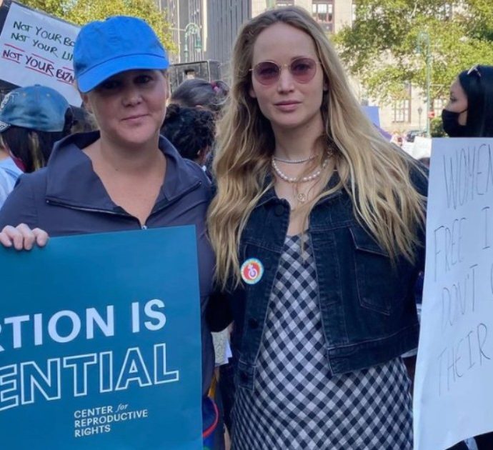 Amy Schumer e Jennifer Lawrence scendono in piazza per il diritto all’aborto: “Io non ho l’utero e lei è incinta, ma siamo qui”