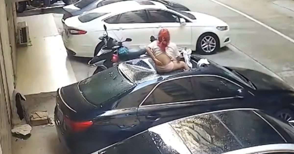 Fanno sesso sul balcone, lei scivola e cade sul cofano di un’auto parcheggiata in strada