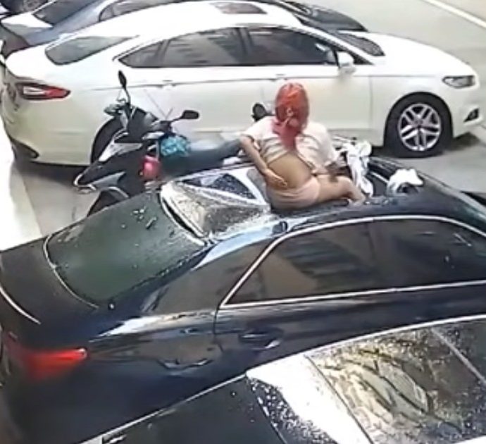Fanno sesso sul balcone, lei scivola e cade sul cofano di un’auto parcheggiata in strada