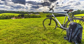 Copertina di Perché avere tempo libero ci fa sentire male? Domenico De Masi: “Proviamo senso di colpa, siamo educati alla produttività”. Ecco cosa fare per ‘vivere l’ozio’