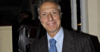 Copertina di Falsi certificati medici per avere il green pass, Pippo Franco rinviato a giudizio con la moglie e il figlio