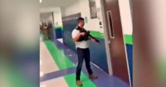 Copertina di Texas, gli spari e poi la fuga: i video dal liceo in cui un uomo armato ha aperto il fuoco – Video