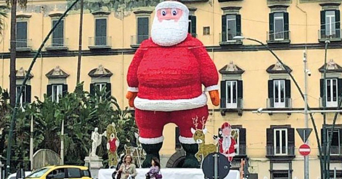 Napoli, il Babbo Natale gonfiabile somiglia al Gabibbo e non piace ai cittadini: è polemica