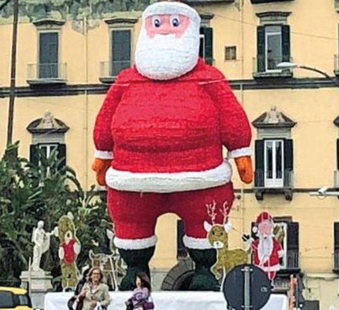 Napoli, il Babbo Natale gonfiabile somiglia al Gabibbo e non piace ai cittadini: è polemica