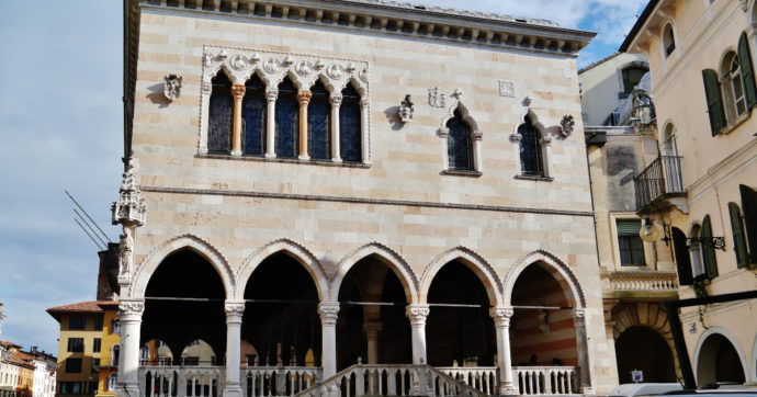 Udine, il sindaco leghista propone modifica allo statuto comunale: “La famiglia è fondata sul matrimonio”. Ma il Consiglio vota contro