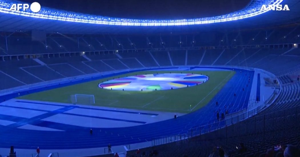 Euro 2024, svelato il logo del torneo all’Olympiastadion di Berlino: ecco come sarà – Video