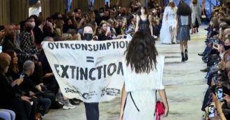 Copertina di Parigi, blitz del movimento ambientalista Extinction Rebellion alle sfilate di Louis Vuitton: le immagini