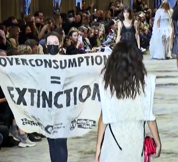 Parigi, blitz del movimento ambientalista Extinction Rebellion alle sfilate di Louis Vuitton: le immagini