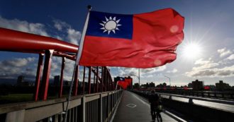 Copertina di Taiwan, forze navali e aeree cinesi intorno all’isola: “Risposta ai segnali sbagliati inviati dalla delegazione Usa”
